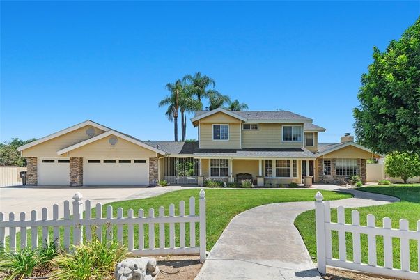 Attached, Exterior, Facade, American Craftsman