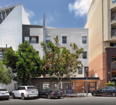 Exterior, Facade, Modern
