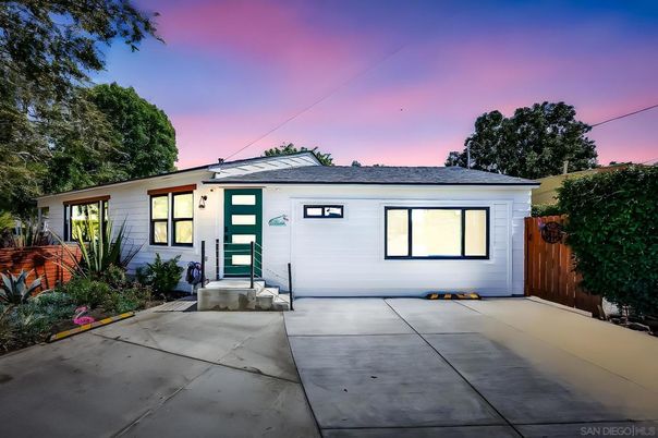 Exterior, Facade, Ranch