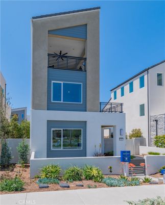 Exterior, Facade, Modern