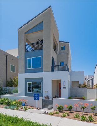 Exterior, Facade, Modern