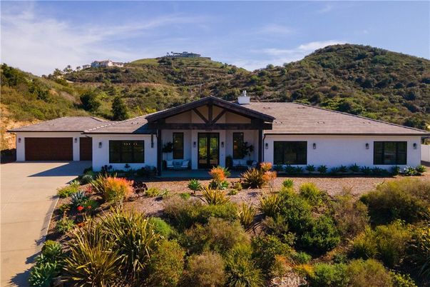 Attached, Exterior, Facade, Ranch