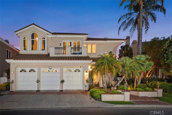Attached, Exterior, Facade, Mediterranean