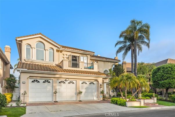 Attached, Exterior, Facade, Mediterranean