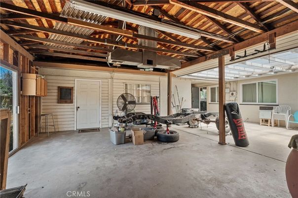 Fitness Equipment, Garage, Interior, Wooden Beams