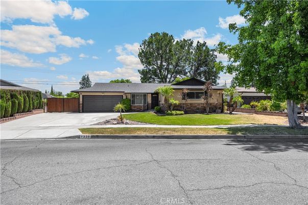 Attached, Exterior, Facade, Ranch