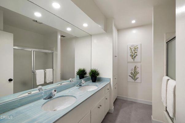 Bathroom, Dual Sink Vanities, Interior, Recessed Lighting