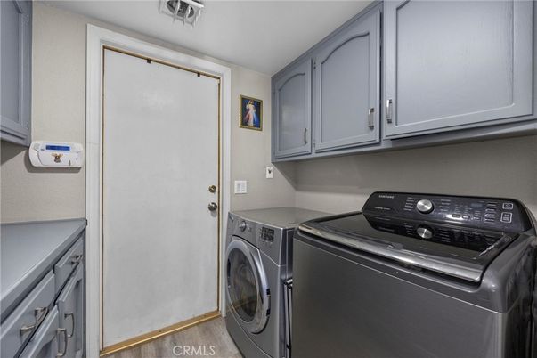 Interior, Washer, Wood Texture Flooring
