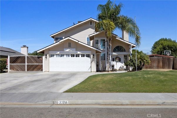 Attached, Exterior, Facade, Modern