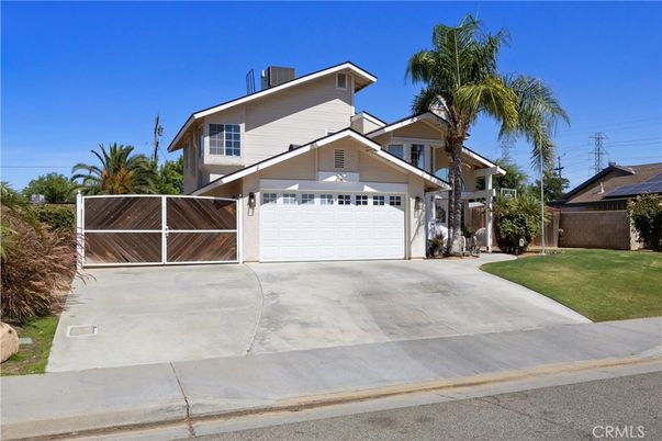 Attached, Exterior, Facade, American Craftsman