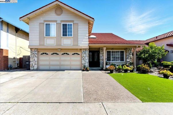 Attached, Exterior, Facade, Mediterranean