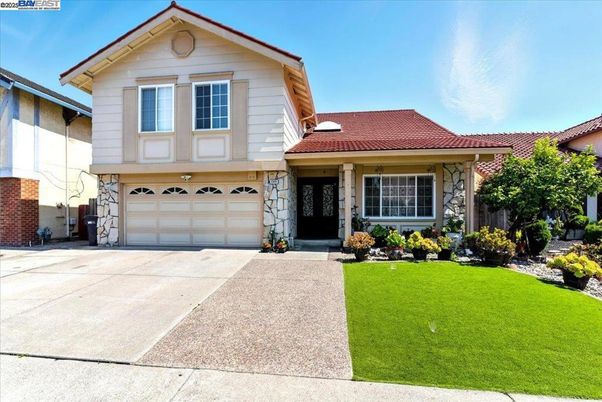 Attached, Exterior, Facade, Mediterranean