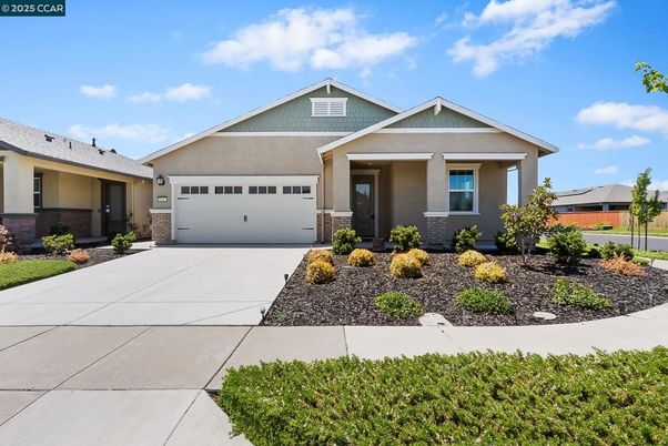Attached, Exterior, Facade, American Craftsman