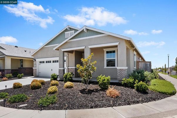 Attached, Exterior, Facade, American Craftsman