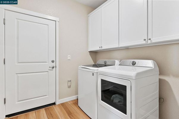 Interior, Washer, Wood Texture Flooring