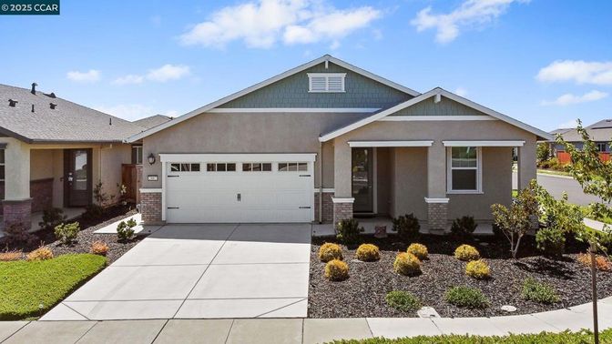 Attached, Exterior, Facade, American Craftsman