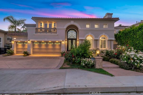Attached, Exterior, Facade, Mediterranean