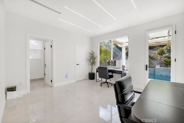 Home Office, Interior