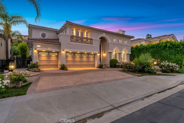 Attached, Exterior, Facade, Mediterranean