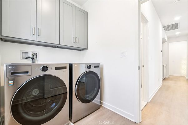 Interior, Recessed Lighting, Washer, Wood Texture Flooring