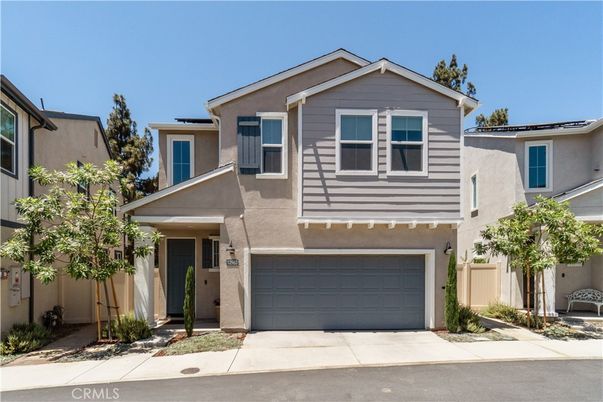 Attached, Exterior, Facade, American Craftsman