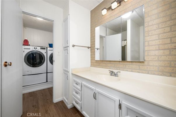 Interior, Utility Closets, Washer, Wood Texture Flooring