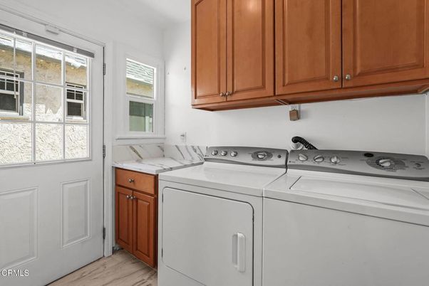 Interior, Washer, Wood Texture Flooring