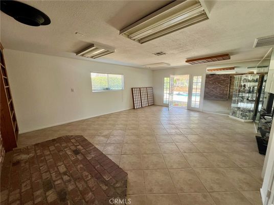 Empty room, Interior