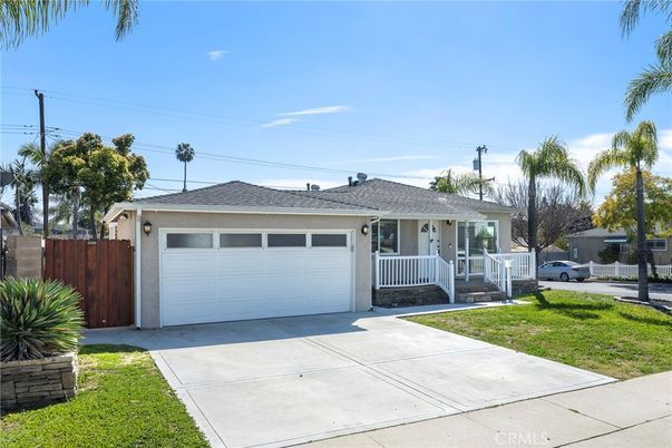 Attached, Exterior, Facade, Ranch