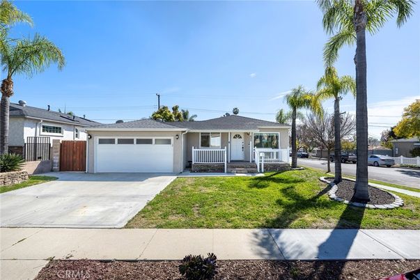 Attached, Exterior, Facade, Ranch