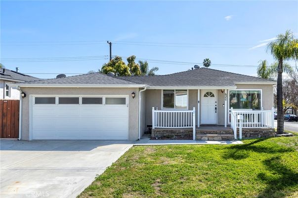 Attached, Exterior, Facade, Ranch