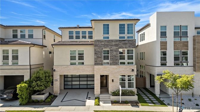 Attached, Exterior, Facade, Modern