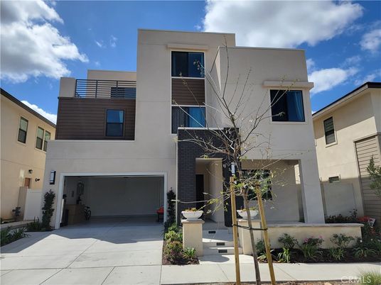 Exterior, Facade, Modern