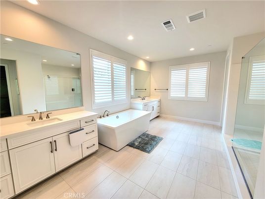 Bathroom, Dual Sink Vanities, Interior, Recessed Lighting