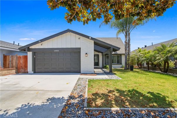 Attached, Exterior, Facade, Ranch