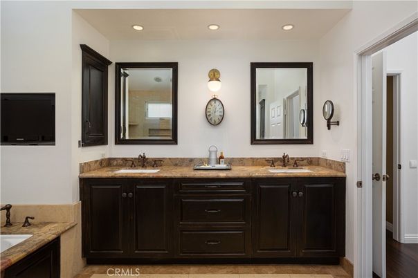 Bathroom, Dual Sink Vanities, Interior, Recessed Lighting