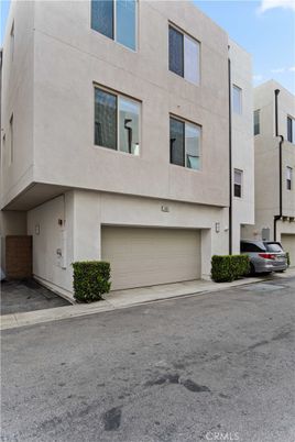 Attached, Exterior, Facade, Rowhouse