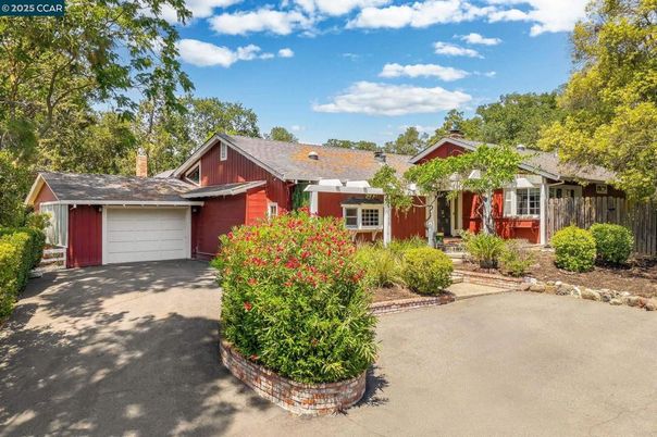 Attached, Exterior, Facade, Ranch