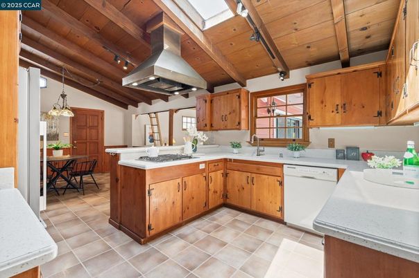 Dining room, Interior, Kitchen, Pendant Lights, Stainless Steel Appliances, Wooden Beams, Wooden Ceilings