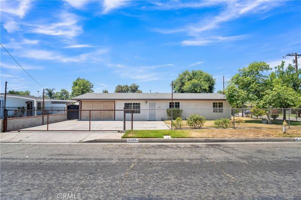 Exterior, Facade, Ranch