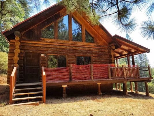 Exterior, Facade, Log Home