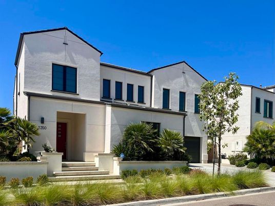 Exterior, Facade, Modern