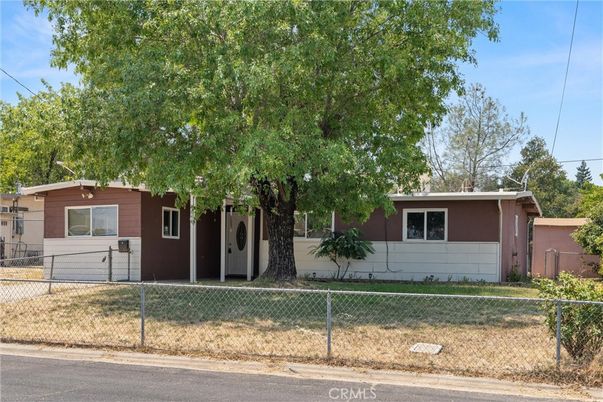Exterior, Facade, Ranch