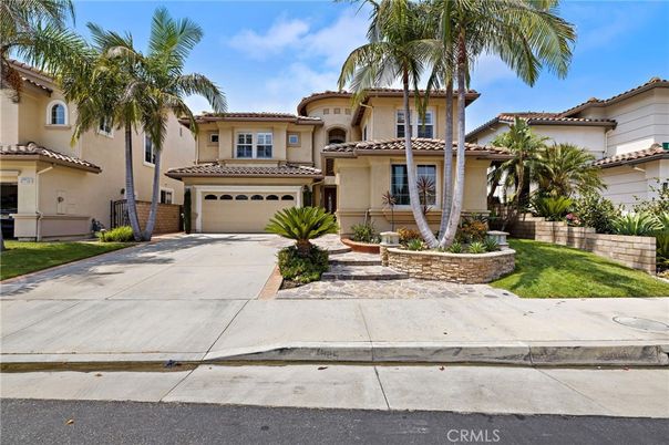 Attached, Exterior, Facade, Mediterranean