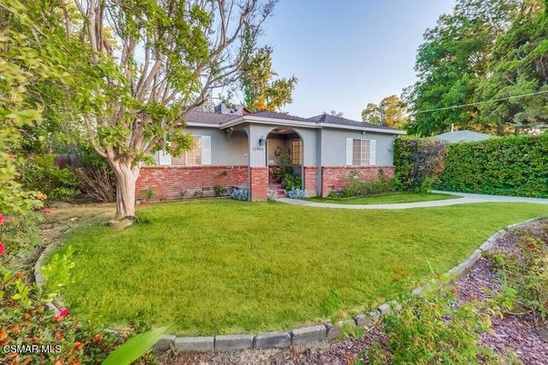 Backyard, Exterior, Facade, Brick Facade, Ranch