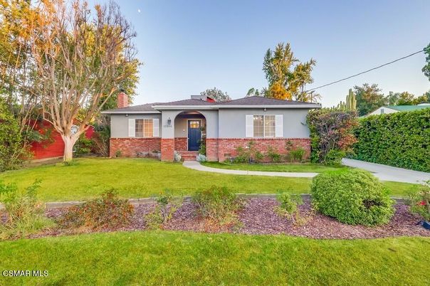 Backyard, Exterior, Facade, Brick Facade, Ranch