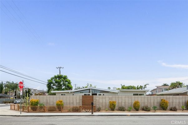 Exterior, Facade, None