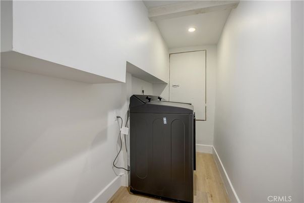Interior, Recessed Lighting, Washer, Wood Texture Flooring