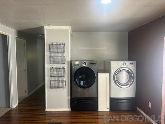 Interior, Recessed Lighting, Washer, Wood Texture Flooring