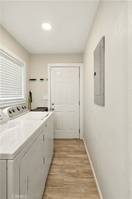 Interior, Recessed Lighting, Washer, Wood Texture Flooring